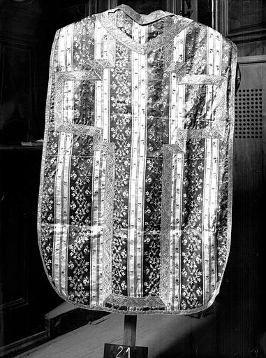 Chasuble de soie verte, fleurs brodées, galon or - © Ministère de la Culture (France), Médiathèque du patrimoine et de la photographie, diffusion RMN-GP