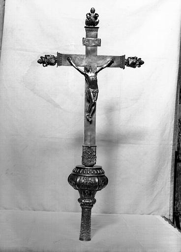 Croix processionnelle de Ch. Brulard de Genlis (archevêque d'Embrun, mort en 1714), argent repoussé