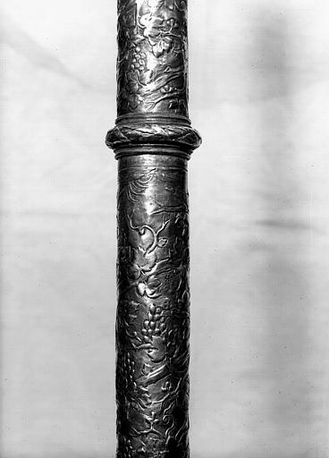 Croix processionnelle de Ch. Brulard de Genlis (archevêque d'Embrun, mort en 1714), argent repoussé : la hampe