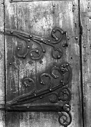 Porte nord : vantaux en bois et pentures en fer forgé (détail)