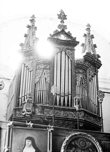 Chapelle annexe, petites orgues, bois sculpté et en partie doré (16e)