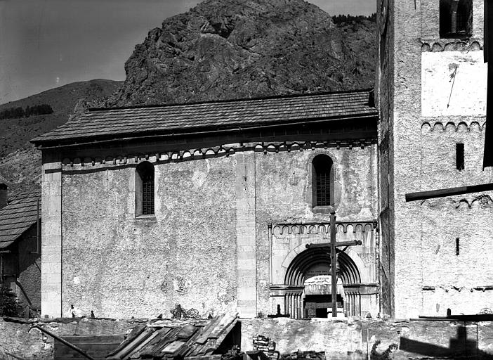 Façade sud : portail et base du clocher