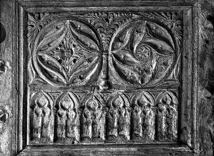 Portail sud, panneau sculpté de la porte : décor gothique