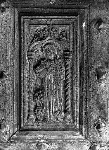 Portail sud, panneau sculpté de la porte : sainte