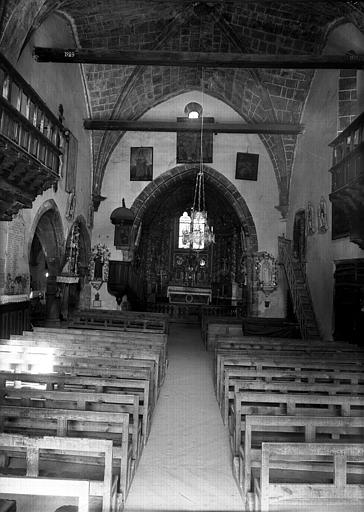 Vue intérieure de la nef vers le choeur