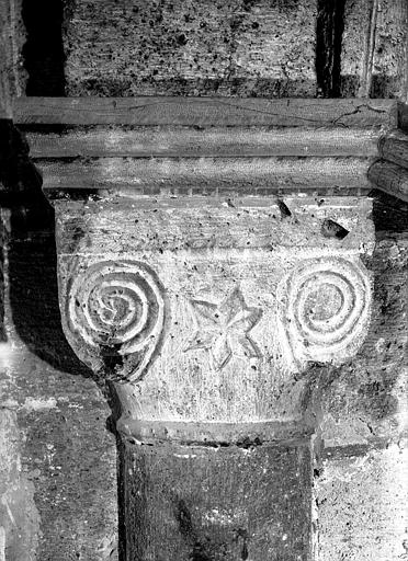 Chapiteau de la chapelle latérale : volutes et une étoile