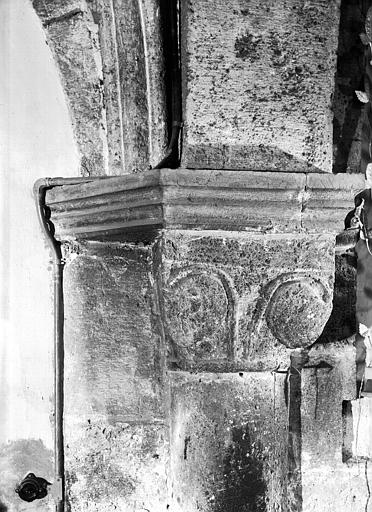 Chapiteau de la chapelle latérale : volutes