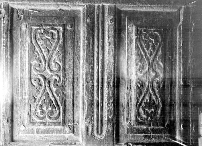 Porte d'entrée en bois sculpté : détail de panneaux