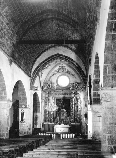 Intérieur, nef et choeur, vus du fond de l'église