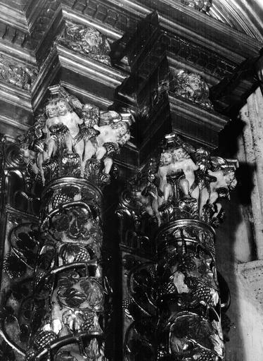 Intérieur, retable, chapiteaux, hauts de colonnes