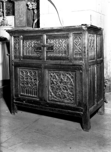 Intérieur, crédence en bois sculpté