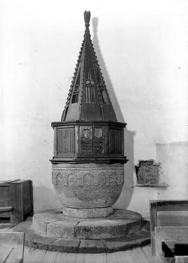 Intérieur, fonts baptismaux en pierre, couvercle en bois sculpté