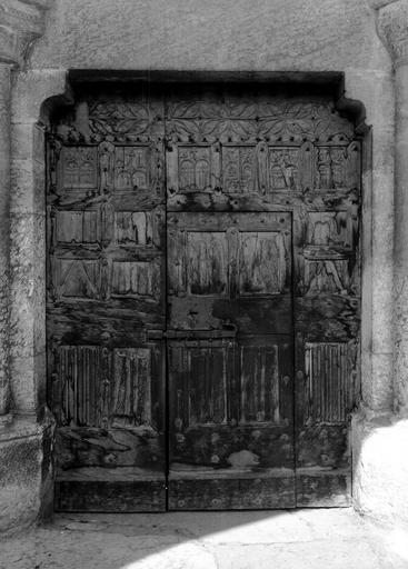 Intérieur, porte occidentale en bois sculpté, ensemble