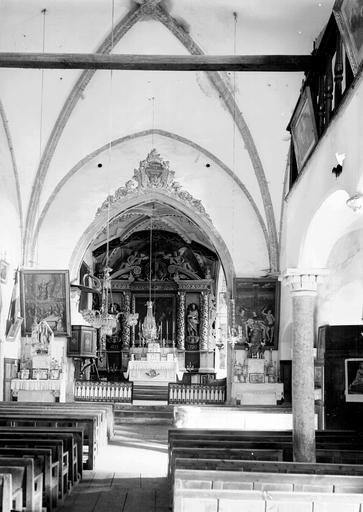 Intérieur, vue de la nef vers le choeur