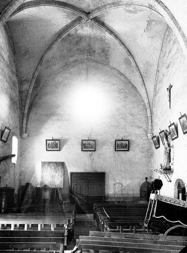 Intérieur, ensemble de la nef vue du choeur