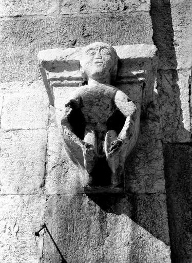 Extérieur, façade latérale sud, console