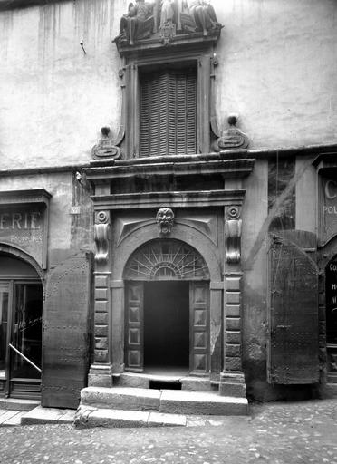 Portail monumental et fenêtre à motif sculpté