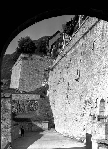 Sous la porte d'Embrun