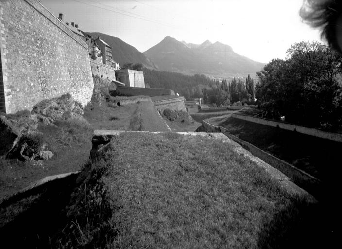 Fossé près de la porte d'Embrun