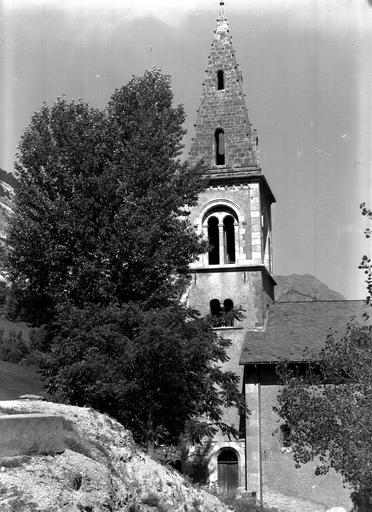 Extérieur, église et clocher face sud