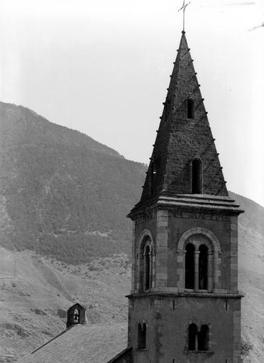 Extérieur, détail du clocher, angle nord-est