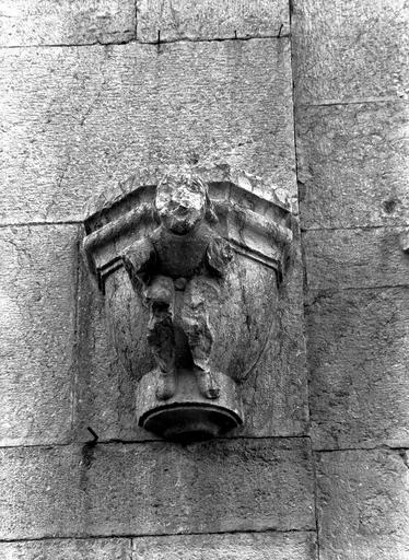 Console de statue, personnage près du porche sud gauche