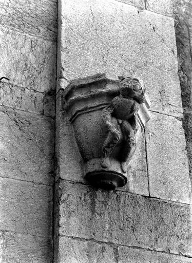 Console de statue, personnage près du porche sud droite