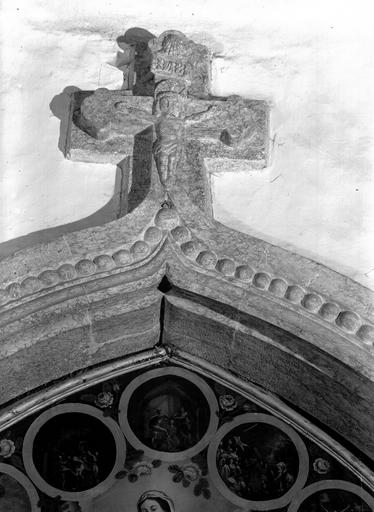 Christ en pierre surmontant la chapelle latérale nord