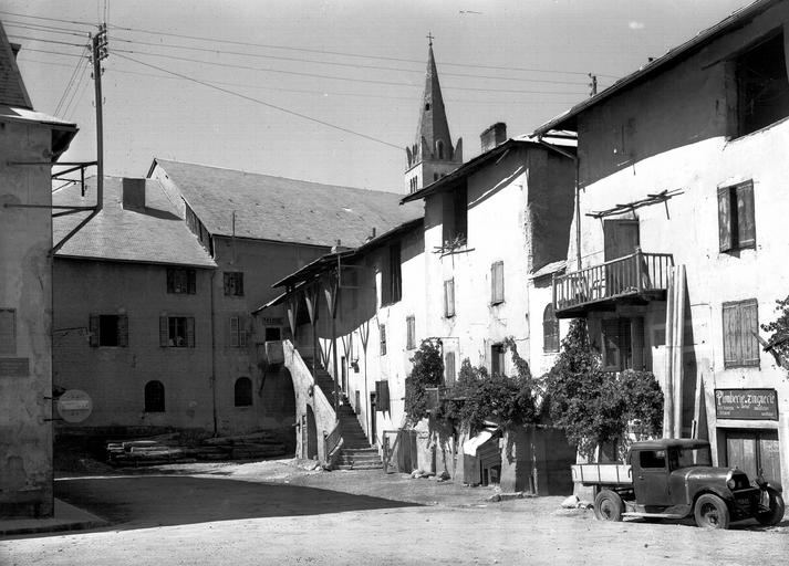 Vue d'ensemble de la place située derrière l'église