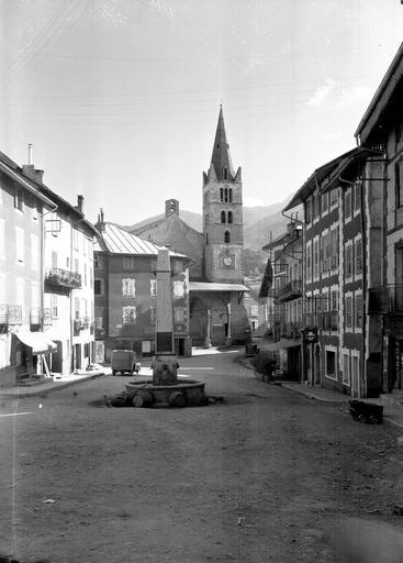 Le clocher et l'entrée ; Vue d'ensemble de la place