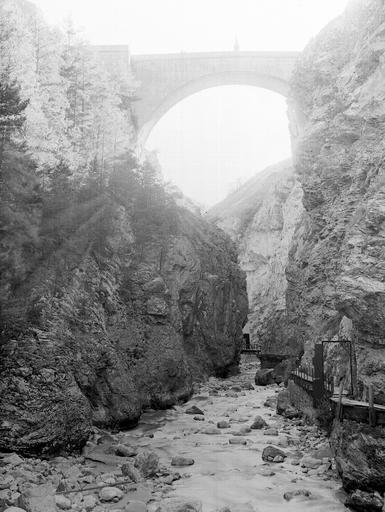 Le pont et les gorges de la Durance vers Fontenil