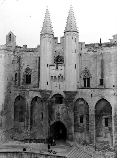 Extérieur, travées d'entrée de la façade ouest