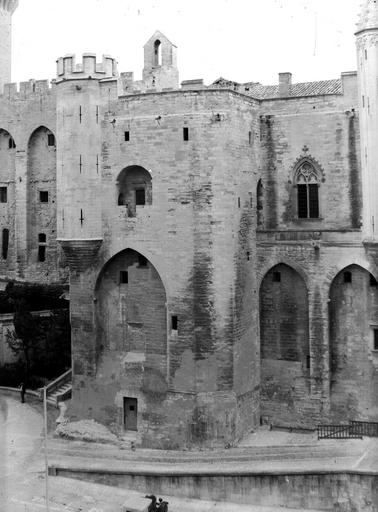 Façade ouest, tour à gauche de l'entrée