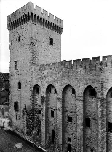 Tour de la Campane, façade ouest de la cour des archives