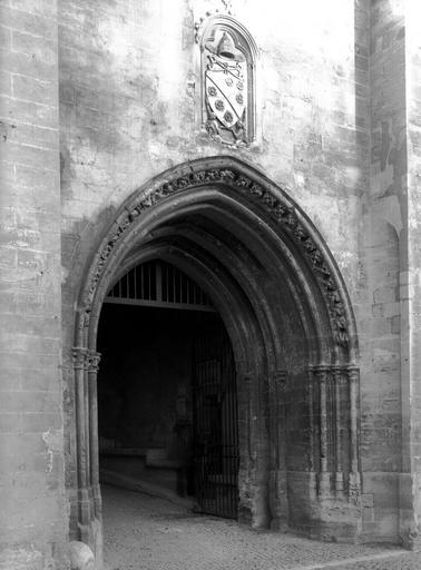 Extérieur, porche d'entrée