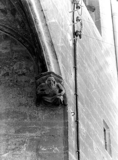 Extérieur, culot d'angle du porche d'entrée