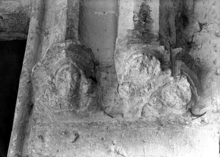 Intérieur de la porte nord-ouest, culot console