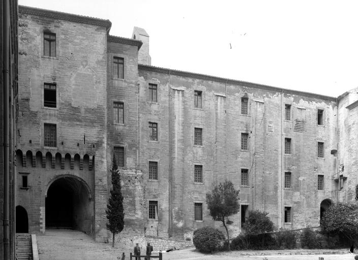 Ensemble de la façade nord sur cour