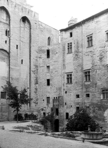 Angle des façades est et sud sur cour