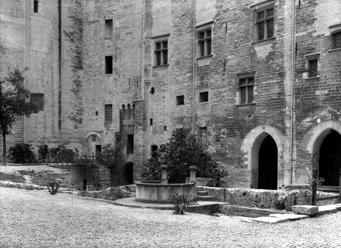 Ensemble de la façade sud, partie basse et bassin de la cour