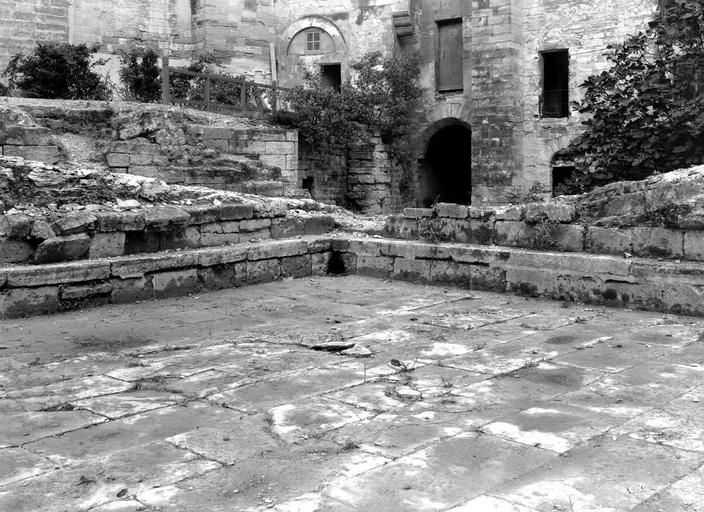 Vestiges de salle dans la cour, angle sud-est