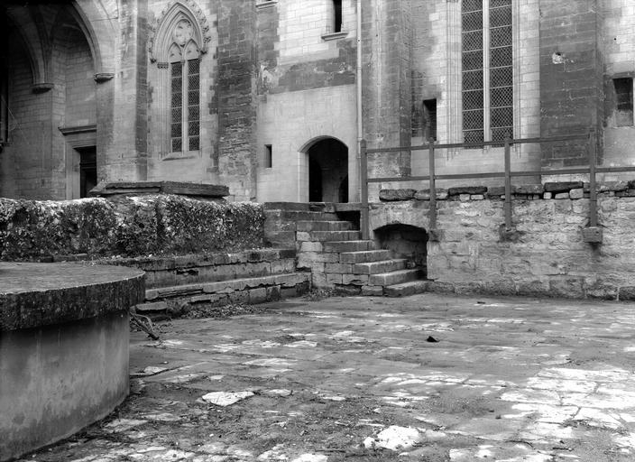 Vestiges de salle dans la cour, angle sud-ouest