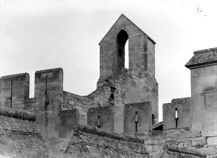 Créneaux et clochetons sur cour des archives, campanile cloche d'argent