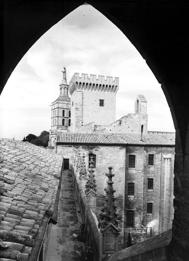 Remparts et bâtiment ouest, et tour de la Campane