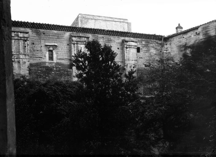 Cour des Archives, mur est