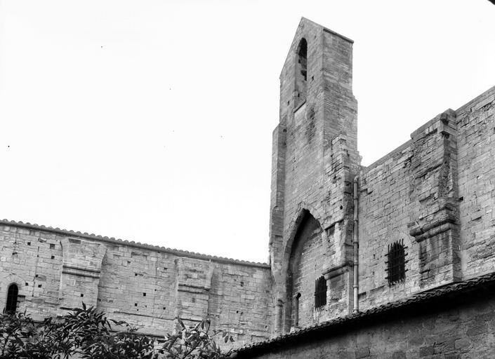 Cour des Archives, angle des murs sud et ouest, clocheton, campanile cloche d'argent