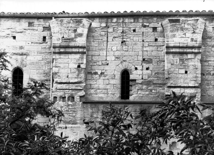 Cour des Archives, mur sud, contreforts