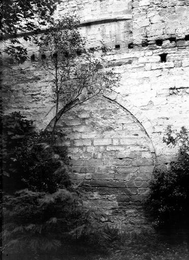 Cour des Archives, mur est, travée d'arcades