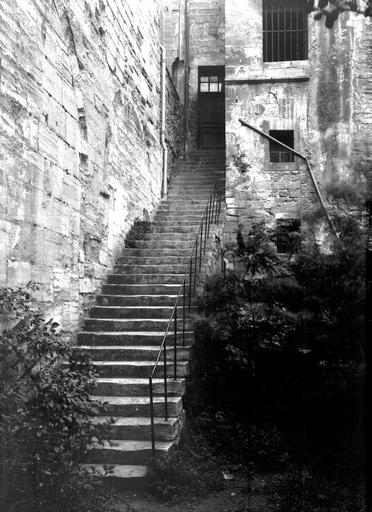 Cour des Archives, escalier grimpant contre le mur sud