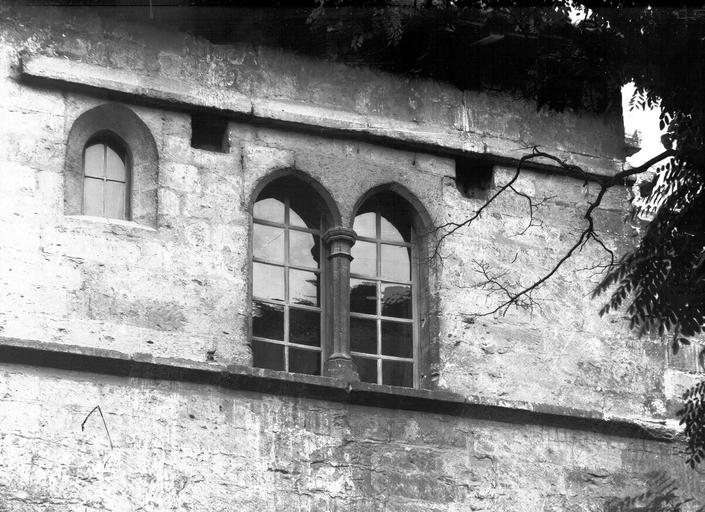 Cour des Archives, mur nord, fenêtre